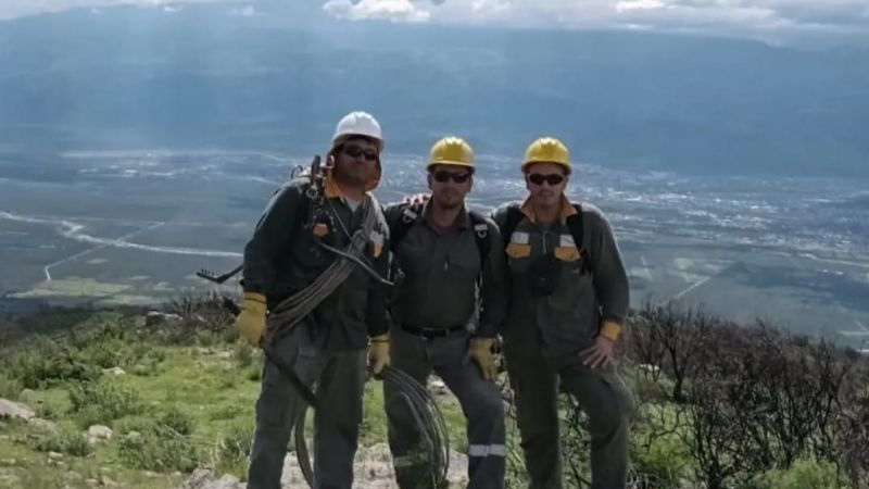 Caminan 20 kms por la montaña para llevar energía a un pueblo