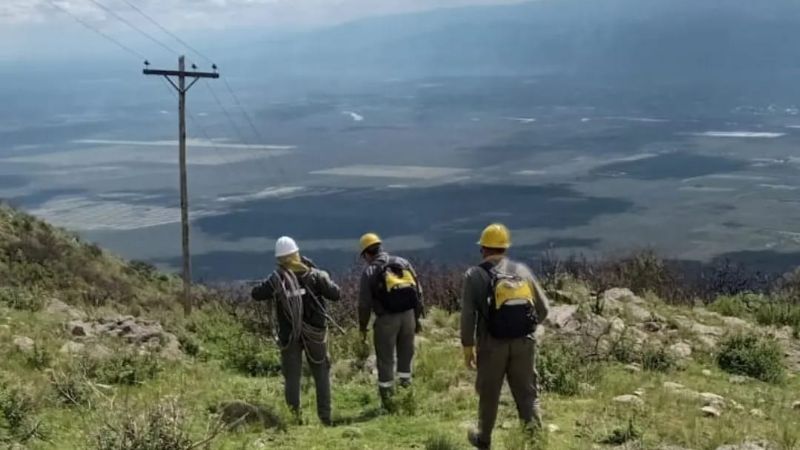 Caminan 20 kms por la montaña para llevar energía a un pueblo