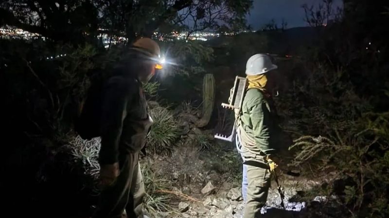 Caminan 20 kms por la montaña para llevar energía a un pueblo