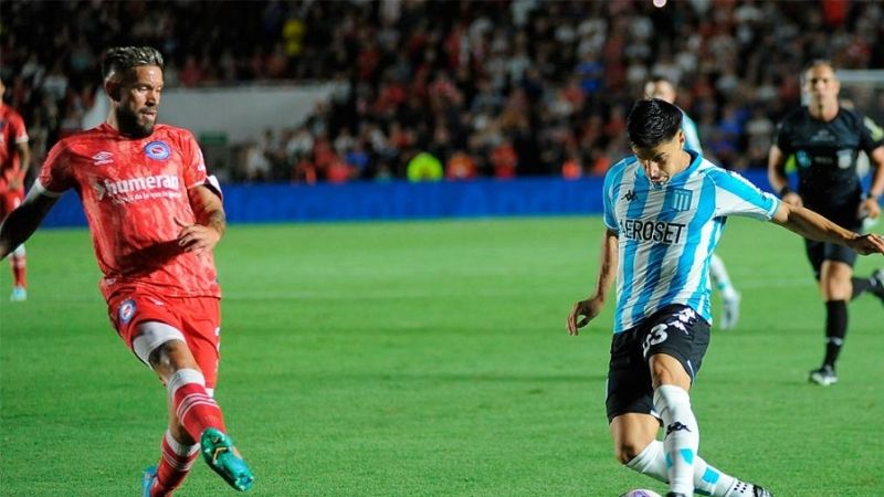 Lanús venció a San Lorenzo y lidera; Argentinos amargó a Racing