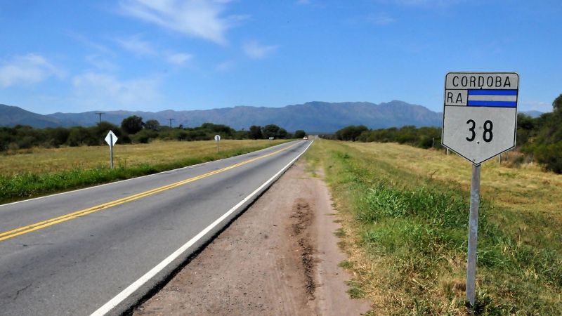 Chocaron contra una vaca suelta en la ruta y se salvaron