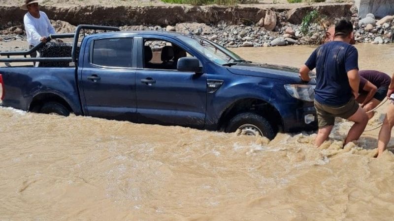 Otra camioneta rescatada del cauce de un río