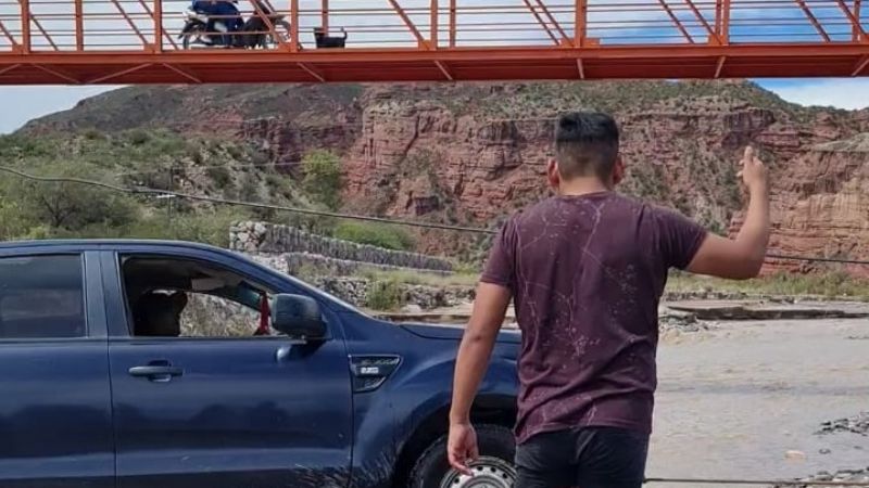 Otra camioneta rescatada del cauce de un río