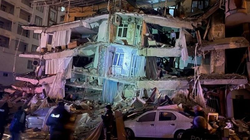 Unas 1.500 personas mueren por un terremoto en Turquía y Siria