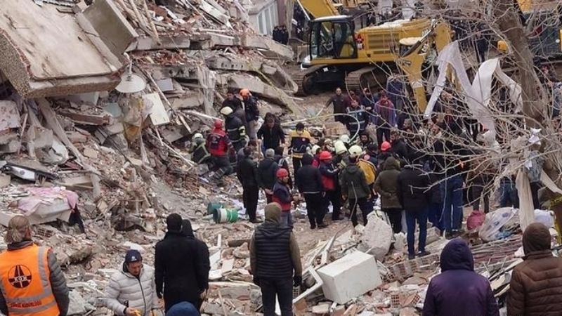 Unas 1.500 personas mueren por un terremoto en Turquía y Siria
