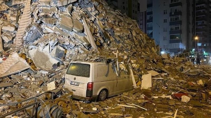 Unas 1.500 personas mueren por un terremoto en Turquía y Siria
