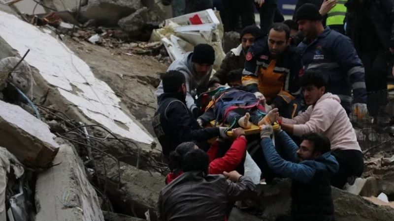 Unas 1.500 personas mueren por un terremoto en Turquía y Siria