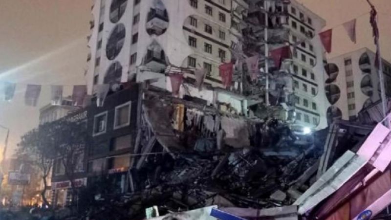 Ascienden a más de 2.300 las víctimas por el terremoto en Turquía