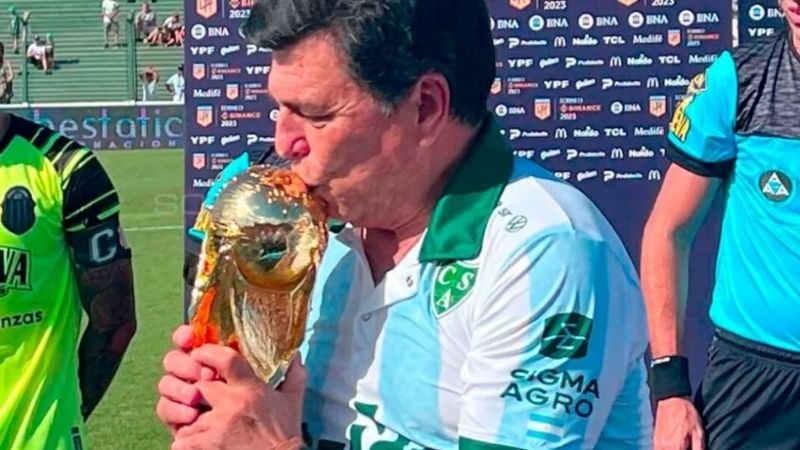 Homenaje a Passarella con la Copa del Mundo, en Junín