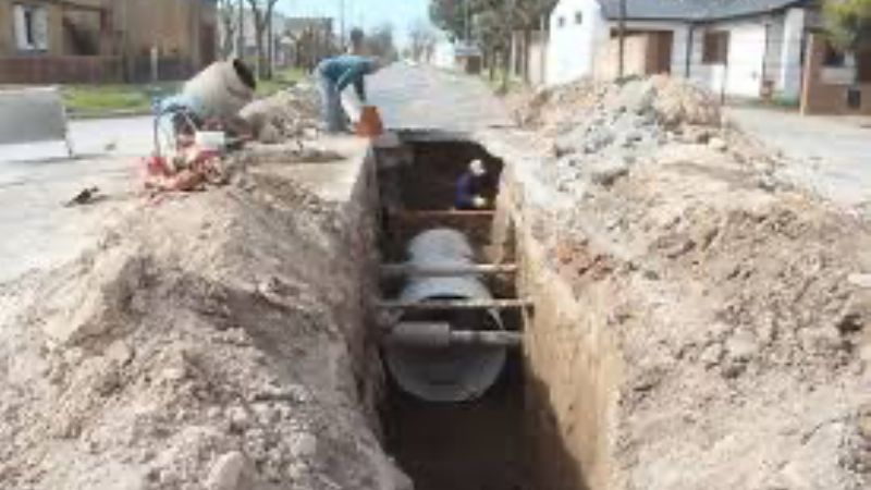 En un accidente vial una mujer cayó al desagüe