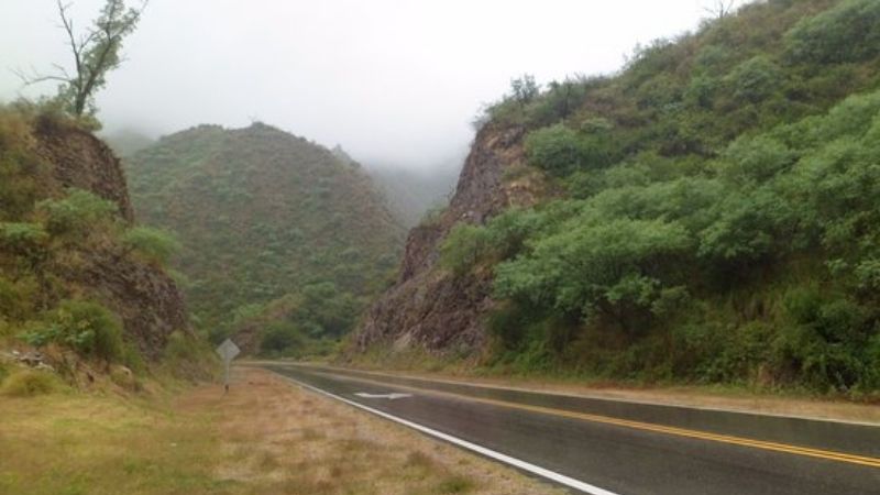 En pleno viaje perdió el control del auto e impacto contra una montaña
