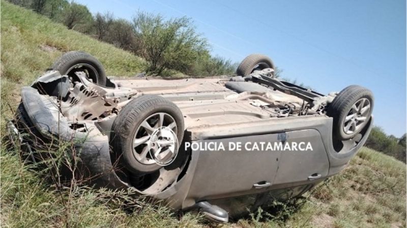 Dos personas lesionadas en un vuelco en La Paz