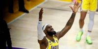 LEBRON JAMES celebra su histórica conquista de anoche en la NBA.