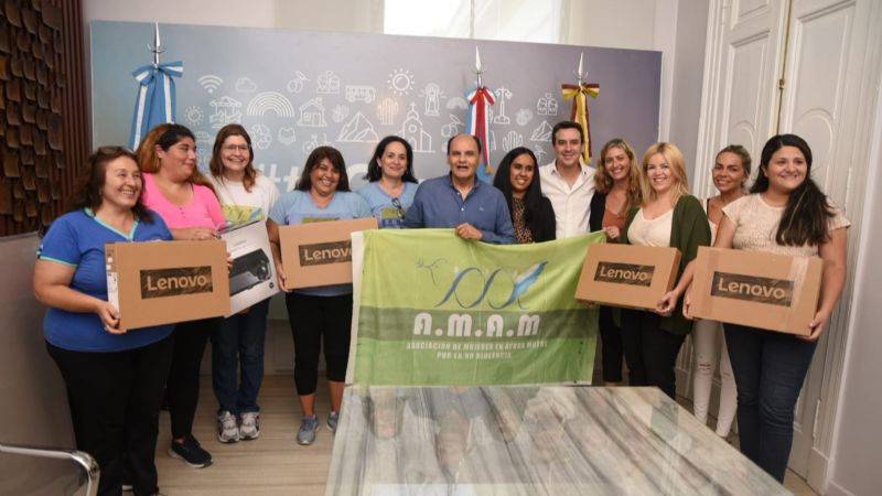 Importante aporte del municipio a la Asociación de Mujeres