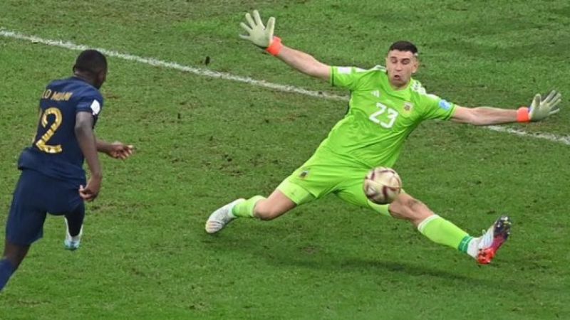 “Dibu” Martínez, finalista al The Best de los arqueros