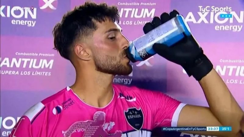 Benítez, el arquero de la botellita en los penales