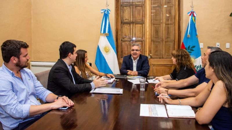 Gobierno convoca a gremios