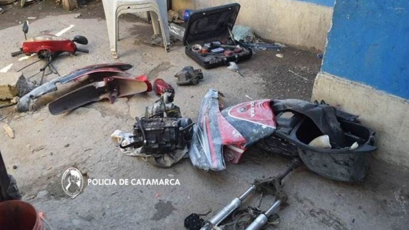 Le robaron la moto y la policía encontró partes