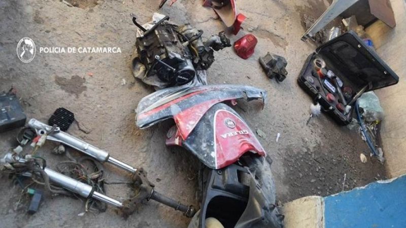 Le robaron la moto y la policía encontró partes