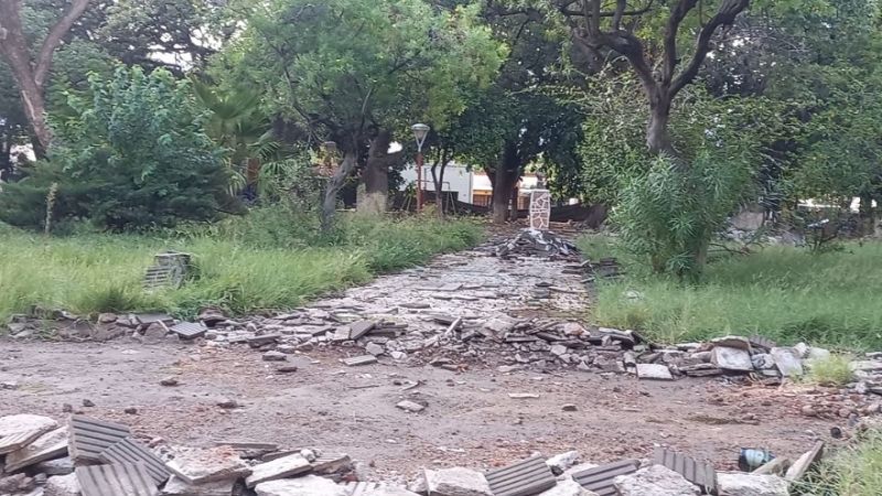 Lamentable estado de abandono de la Plaza de Villa Dolores