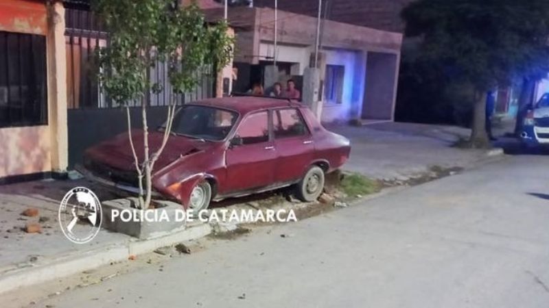 Perdió el control del auto y chocó contra un cantero