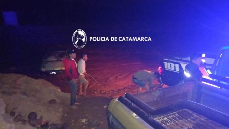Quedaron atrapados en el cauce del Río Villa Vil