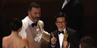 PRIMER GRAN MOMENTO. Cuando el actor Jonathan Ke Quan al ganar como Mejor actor de Reparto, muy emocionado dijo: “Mamá, tengo un Oscar”.