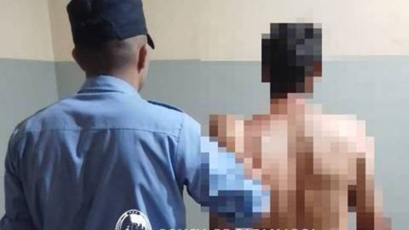 Agredió a sus hermanos y a un policía