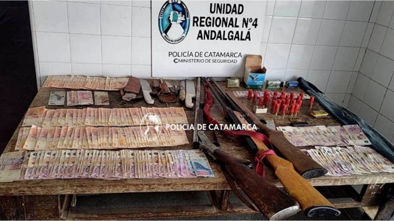Recuperan armas de fuego y dinero robado