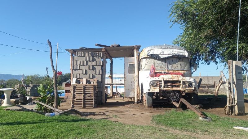 Crisis social: una mujer vive en un colectivo junto a su hijo
