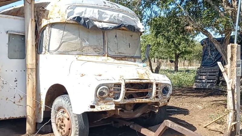 Crisis social: una mujer vive en un colectivo junto a su hijo