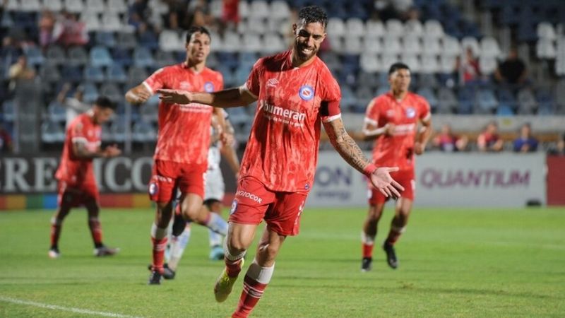 Argentinos goleó a Armenio y pasó de ronda
