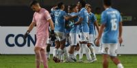 CHAVEZ vuelve apesadumbrado al arco tras el agónico gol de Sporting Cristal, en Lima.