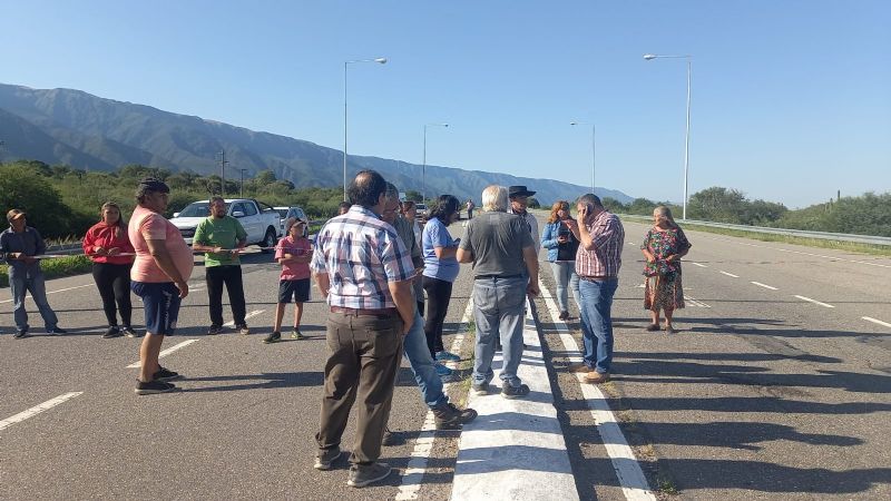 Pobladores de Palo Labrado cortan ruta por falta de agua
