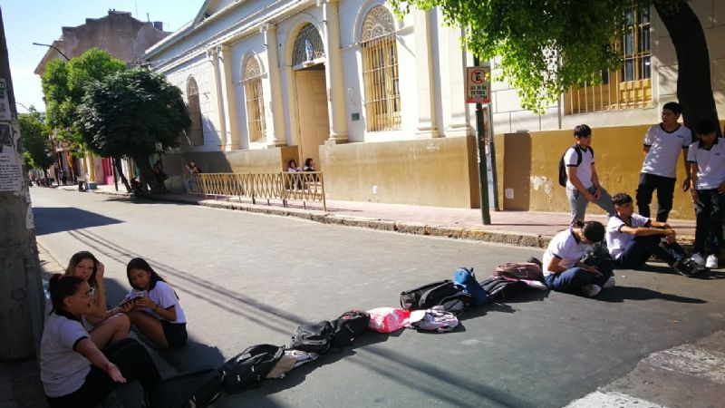 Sentada y protesta de alumnos de la Clara J Armstrong
