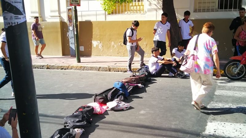 Sentada y protesta de alumnos de la Clara J Armstrong