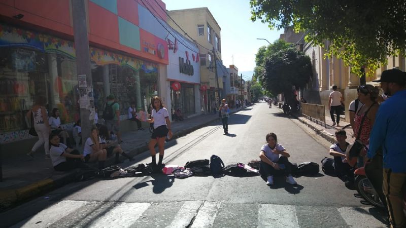 Sentada y protesta de alumnos de la Clara J Armstrong