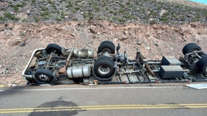 Camion que venía de Chile, volcó en el Paso San Francisco
