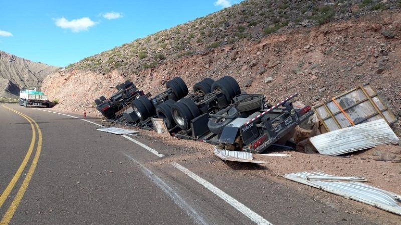 Camion que venía de Chile, volcó en el Paso San Francisco
