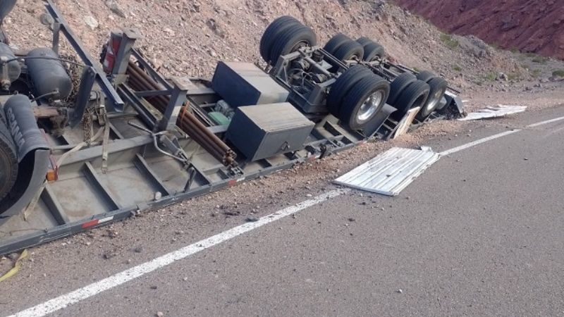 Camion que venía de Chile, volcó en el Paso San Francisco