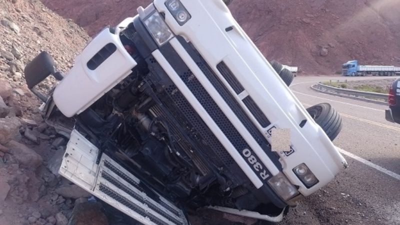 Camion que venía de Chile, volcó en el Paso San Francisco