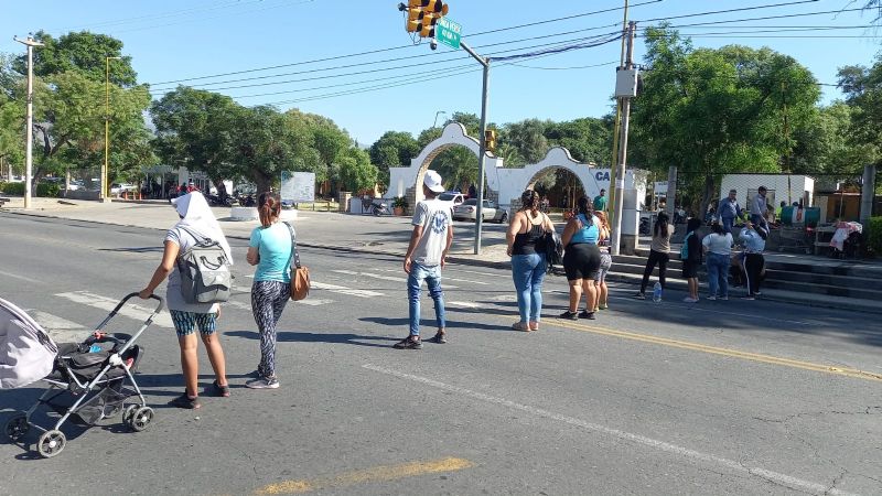 Manifestantes piden trabajo y becas