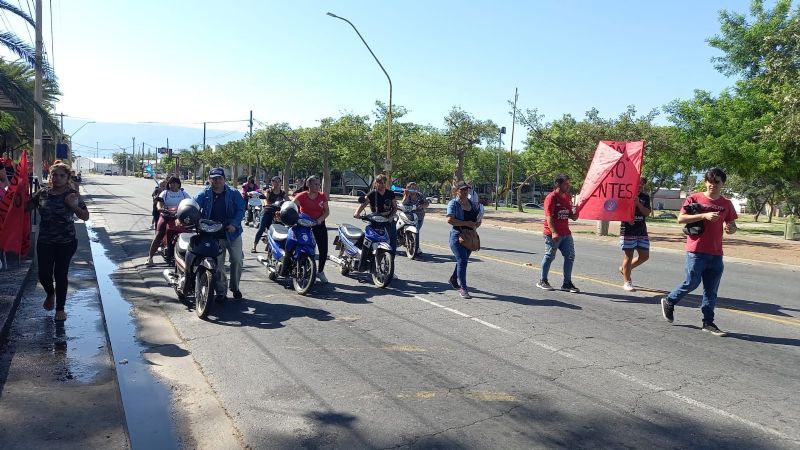Manifestantes piden trabajo y becas
