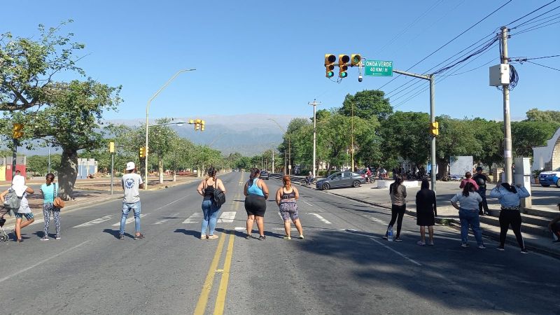 Manifestantes piden trabajo y becas
