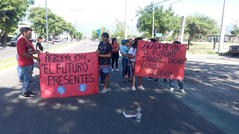 Manifestantes piden trabajo y becas