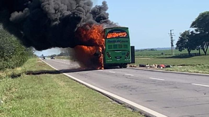 Se incendió un colectivo de pasajeros en La Cocha