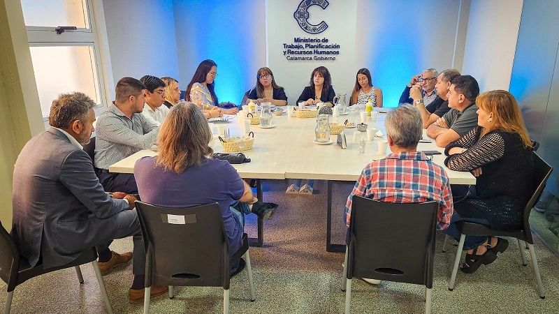 El Gobierno inició el diálogo con los gremios estatales