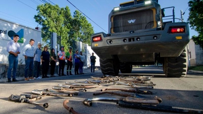 Atención motociclistas: destruyeron caños de escape libre secuestrados