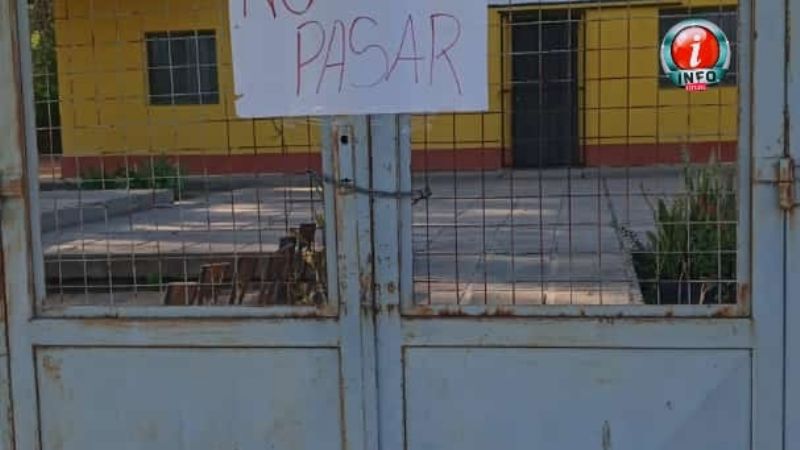 Padres tomaron una escuela por falta de mantenimientos