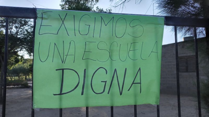 Padres tomaron una escuela por falta de mantenimientos